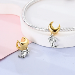 Charm pour bracelet chien accroché à la lune