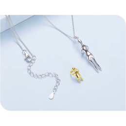 Collier argent or maman enfant dans les bras famille
