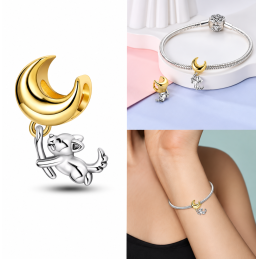 Charm pour bracelet chien accroché à la lune