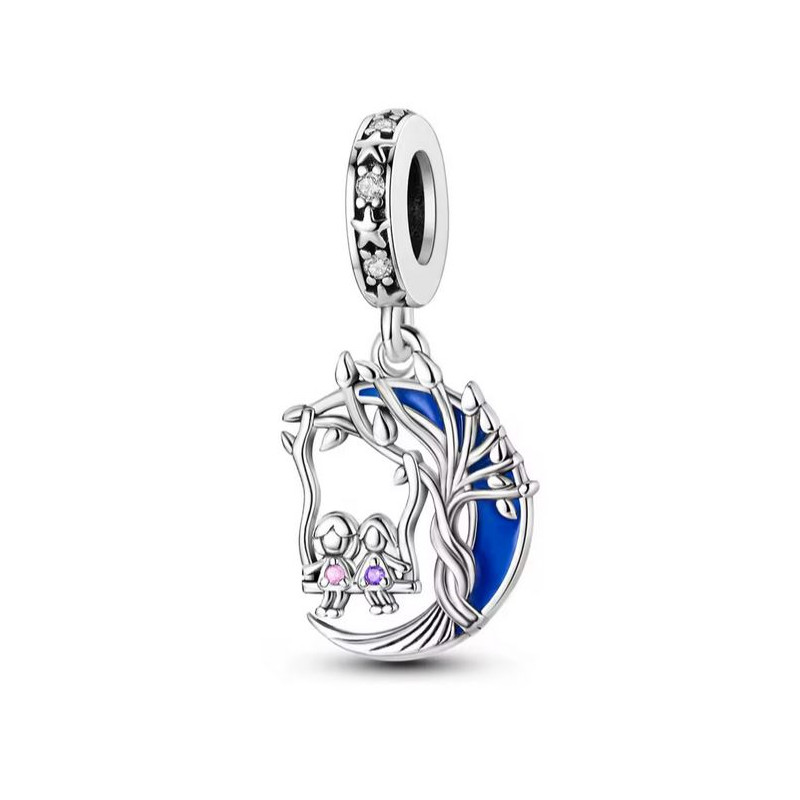 Charm pour bracelet enfant sur balançoire dans un arbre Charm pour bracelet enfant sur balançoire dans un arbre