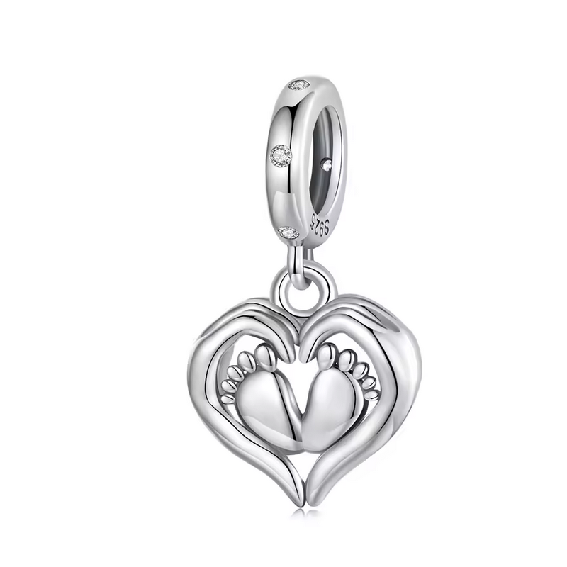 Charm pour bracelet pied de bébé dans main de maman coeur